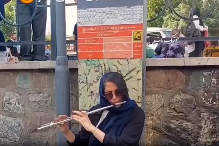 مطربی خیابانی؛ هنرمندی این خانم در کنار غم پدر که بالا ایستاده شهر را ماتم زده کرد