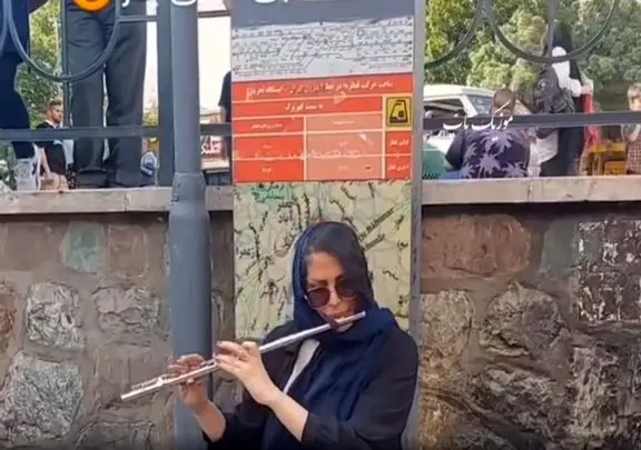مطربی خیابانی؛ هنرمندی این خانم در کنار غم پدر که بالا ایستاده شهر را ماتم زده کرد