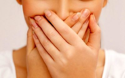بوی بد دهان را چگونه از بین ببریم؟