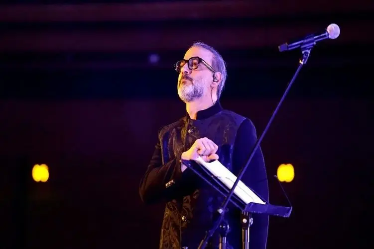 آواز اصیل؛ علیرضا قربانی وسط خوندن بغضش گرفت تماشاچیا به جاش ادامه دادن