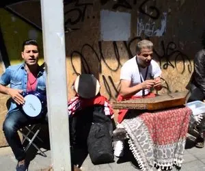 آواز خیابانی؛ اجرای موزیک شاد ایرانی توسط گروه جذاب سه نفره وسط استانبول ترکیه