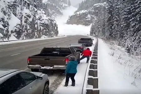 معماری طبیعت؛ برف تبدیل شد به بهمن و بوران ماشینا و آدما رو به اشهد خوندن انداخت