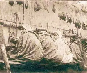یک عکس یک روایت؛ نگاه پرغضب دخترکان لچک به سر فرش باف در تاریخ ماندگار شد