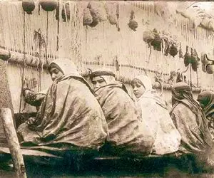 یک عکس یک روایت؛ نگاه پرغضب دخترکان لچک به سر فرش باف در تاریخ ماندگار شد