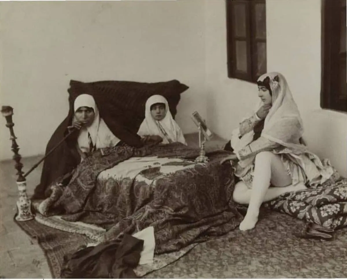 آنتوان سوریوگین اواخر دهه ۱۸۳۰ میلادی در سفارت روسیه در تهران از پدری روس و مادر گرجی  زاده شد.  (1)