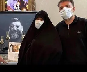 (عکس) تصویری تلخ از مادر علی انصاریان کنار قاب عکس پسرش
