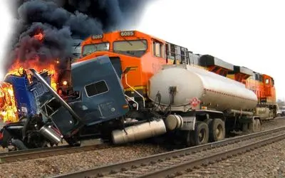 تصادف های رعب آور؛ 10 حادثه بسیار خطرناک قطار و کامیون که خیلی بد به هم می کوبن