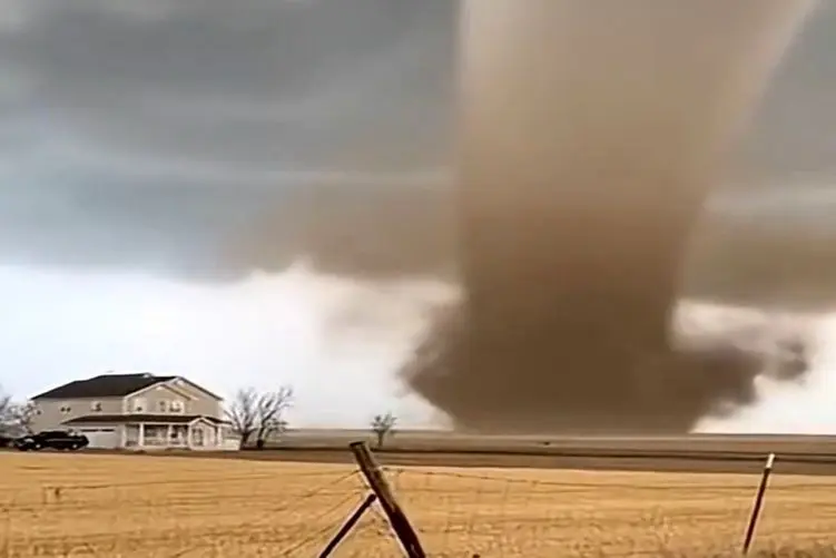 معماری طبیعت؛ گردباد برای کلبه نقشه های شوم داشت