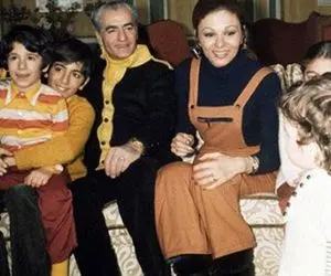 سفر به ایام قدیم سال 1338؛ خاندان محمدرضا پهلوی در تعطیلات سوار بر یک موتور