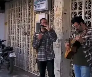 آواز خیابانی؛ ببینید این بند چه پر احساس آهنگ بوی عیدی رو میخونن مردم عشق کردن 