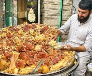 غذای خیابانی؛ کوه عظیمی از طلایی پلو مخصوص پاکستان که گوشه پیاده رو طبخ و سرو میشه