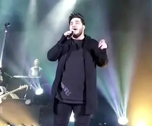 آواز مبتهج؛ خوندن آرون افشار وسط مردم تو تاجیکستان که یه ورود متفاوت داشت زنده خوند