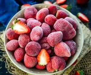 ترفندای خونگی فریز کردن توت فرنگی؛ اینجوری طعم بی نظیر و رویاییشُ واسه خودت موندگار کن