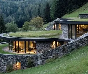 معماری خلاقانه؛ ویلای سه طبقه شیب دار تو کوه های آلپ که پشت بوم هر طبقه حیاط اون یکیه