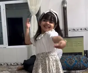 آواز اصیل؛ دختربچه فنقل شیرازی با جینگ جینگ ساز میاد یه قری میده میخوای قورتش بدی