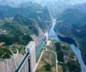 جاده هیجان انگیز؛ آب اقایانوس اطلس رو با آسانسور میبرن تو عق 300 متری تا کشتی رد شه