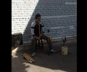 آواز خیابانی؛ آقاهه به قدری سوزناک فلوت میزنه که قلبت درد میگیره ملت همه احساسی شدن:(