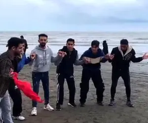 آواز محلی؛ پسرا دورهمی رفتن لب دریا چه رقص محلی میرن و آهنگ یاواش یاواش رو
میخونن