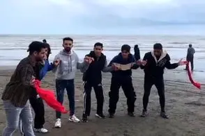 آواز محلی؛ پسرا دورهمی رفتن لب دریا چه رقص محلی میرن و آهنگ یاواش یاواش رو
میخونن