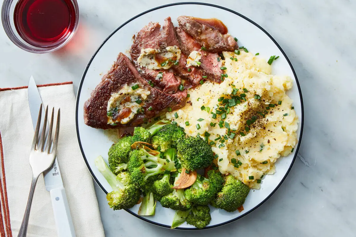 classic_steakhouse_dinner_with_broccoli-6af92c407014670934e85b12d07dea4c