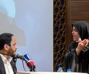 دختری که خواست سخنرانی سخنگوی دولت را بهم بریزد!
