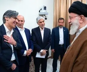 (عکس) هدیه خاص رهبر انقلاب به وحید شمسایی