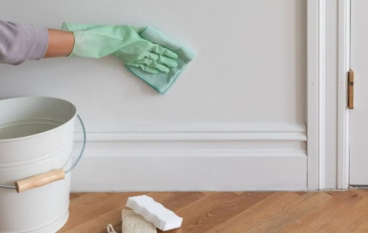 cleaning-white-wall-1