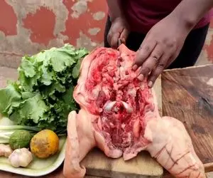 کله پاچه ؛ کله خوک رو دو شَقه کرده معلوم نیست چه غذایی میخاد درست کنه/ دیدنش دل میخاد