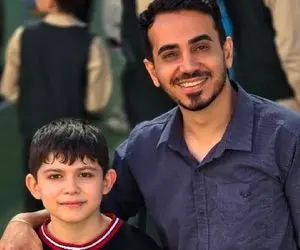 آواز شاد؛ معلم با پسر بچه ها آهنگ بند بند جون منی رو میخونن فقط ادا و اطوار پسر تپل