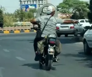 آواز شاد؛ پسر رو موتور یه رقصی سوباسایی میره غم دنیا رو شوهر داده حالشو خریدارم