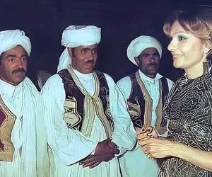سفر به سال 1352؛ فرح دیبا در حال خرید پارچه با هزاران بادیگارد