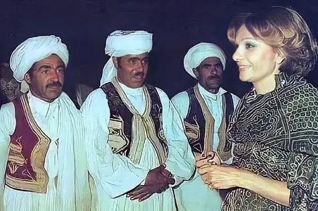 سفر به سال 1352؛ فرح دیبا در حال خرید پارچه با هزاران بادیگارد