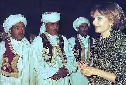 سفر به سال 1352؛ فرح دیبا در حال خرید پارچه با هزاران بادیگارد