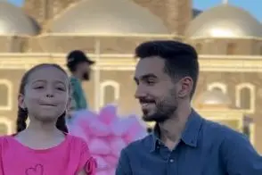 آواز احساسی؛ دخترک ناز عربی با حس آهنگ یارب العالمین رو خوند فقط برادرش بغض تو گلوشه