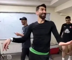 آواز قدغن؛ رقص پر قمیش علیرضا بیرانوند تو رختکن با قد بلندش و آهنگ ترکی یاشاسین