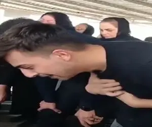 آواز داغدار؛ پسره سر مزار پدرش جوری گریه و بیقراری میکنه و میکوبه سینه عرش خدا میلرزه