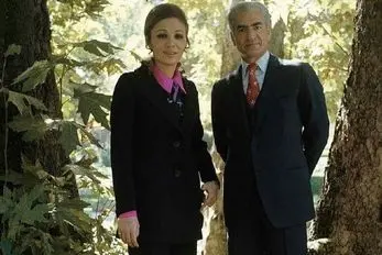 سفر به ایام  قدیم؛ فرح دیبا نادم چهار زانو بر سر مزار محمدرضا پهلوی