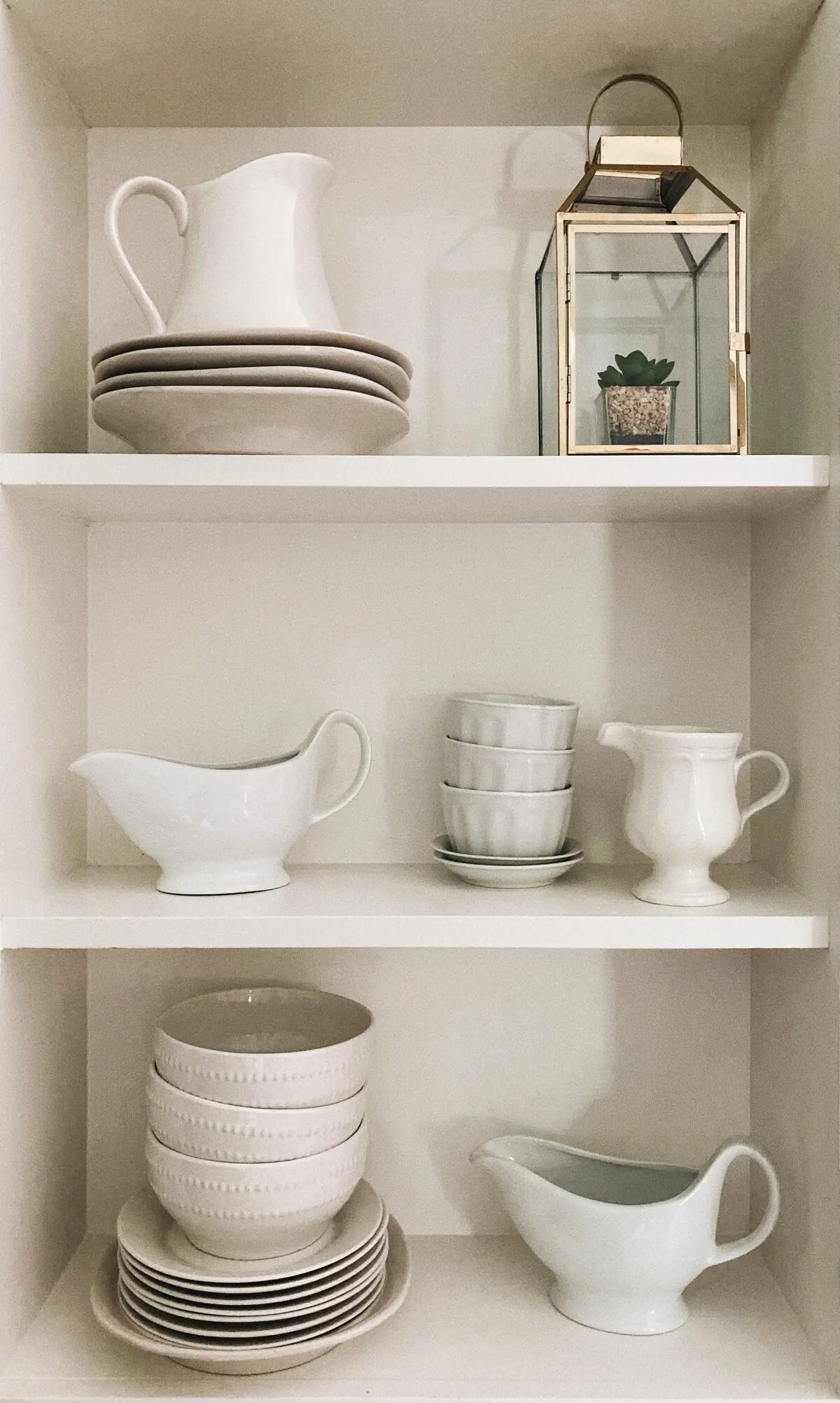 چیدمان ظروف چینی در کابینت