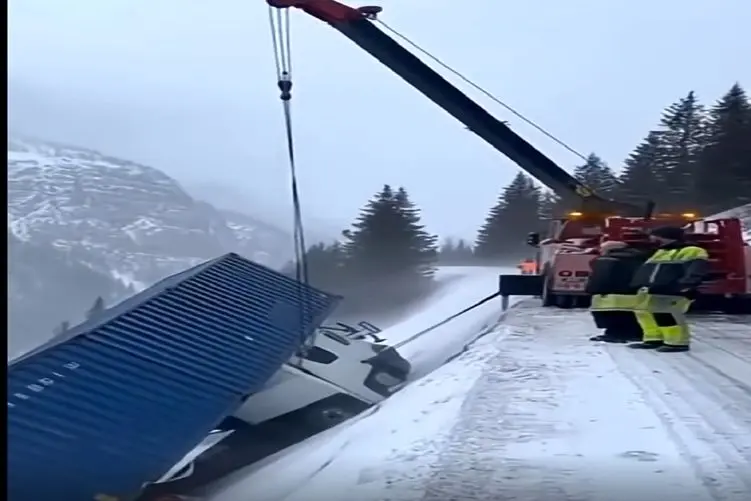 معماری طبیعت؛ عمر تریلی و راننده اش به دنیا نبود ولی کاش لطیف تر میرفتن