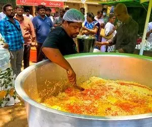 غذای خیابانی؛ ببینید این آشپز تو محله فقیر چه دیگ پلو مرغ مشتی ای بار گذاشته