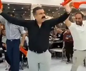 آواز شاد؛ ظاهر این آقایون شبیه چک پاس کناس ولی ببینید تو عروسی چه گرد و خاکی کردن