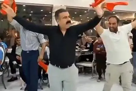 آواز شاد؛ ظاهر این آقایون شبیه چک پاس کناس ولی ببینید تو عروسی چه گرد و خاکی کردن