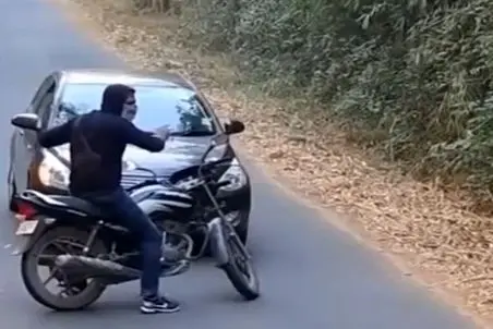 معماری طبیعت؛ ببر سر مرد موتورسوار رو دندون گرفت کشون کشون بردش