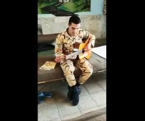 آواز خیابانی؛ ببینید این سرباز خسته دل چه گوش نواز و زیبا گیتار میزنه و میخونه!