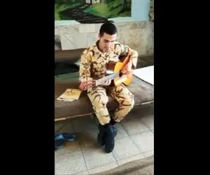 آواز خیابانی؛ ببینید این سرباز خسته دل چه گوش نواز و زیبا گیتار میزنه و میخونه!