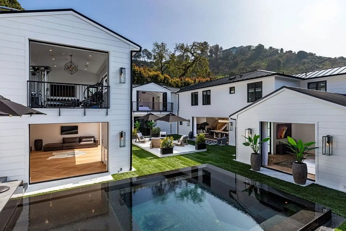 rihanna-buys-138m-seven-bedroom-beverly-hills-05-1618260332704