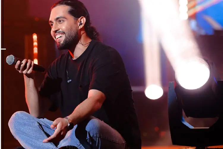 آواز غمگین/انقدر مردم با تو رنگ دنیام قشنگه بلند همراهی کردن که حامیم نشست نگاشون کرد