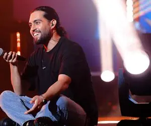 آواز غمگین/انقدر مردم با تو رنگ دنیام قشنگه بلند همراهی کردن که حامیم نشست نگاشون کرد