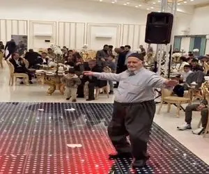 آواز بلرزون؛ رقص باباکرم پیرمرد با زیرشلواری خواننده رو به وجد آوورده هی میگه ماشالا