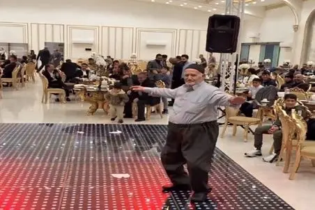 آواز بلرزون؛ رقص باباکرم پیرمرد با زیرشلواری خواننده رو به وجد آوورده هی میگه ماشالا